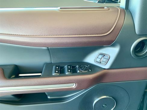 Used 2024 Ford Expedition Limited image 12