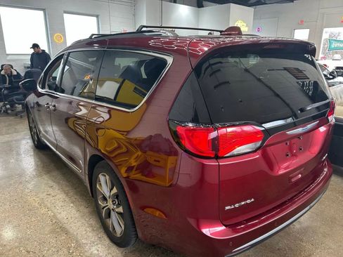 Used 2018 Chrysler Pacifica Limited w/ Tire & Wheel Group FWD image 4