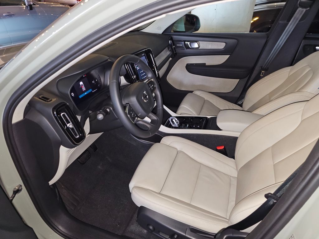 Certified 2024 Volvo XC40 B5 Plus w/ Protection Package Premier AWD/4WD image 15