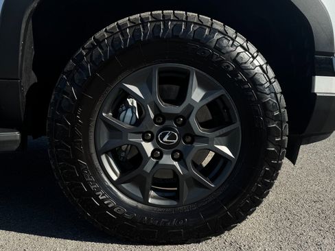 Used 2025 Lexus GX 550 AWD/4WD image 16