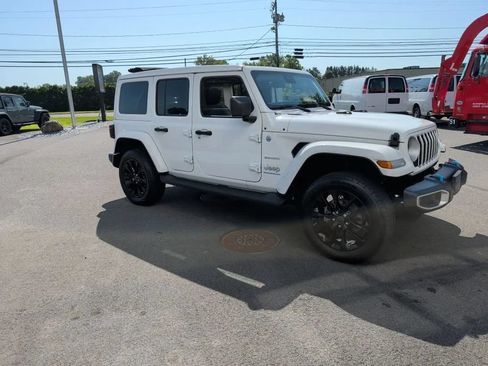 Used 2024 Jeep Wrangler Unlimited Sahara w/ Safety Group AWD/4WD image 6