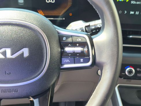 Used 2025 Kia Carnival FWD image 21