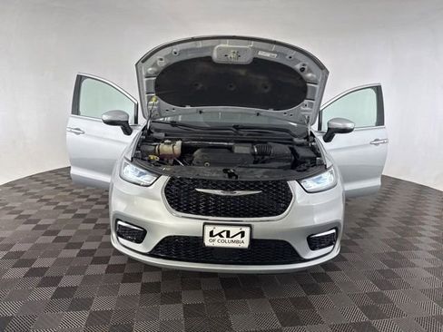Used 2023 Chrysler Pacifica Touring-L image 13
