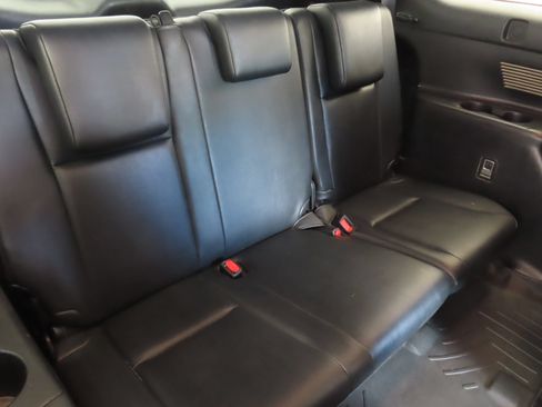 Used 2019 Toyota Highlander SE w/ Nightshade Edition FWD image 25