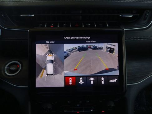 Used 2025 Jeep Grand Cherokee Limited w/ Luxury Tech Group II RWD image 9