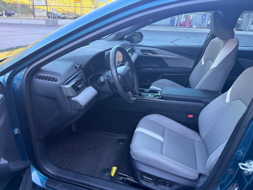 Used 2025 Toyota Camry SE w/ Convenience Package FWD image 8