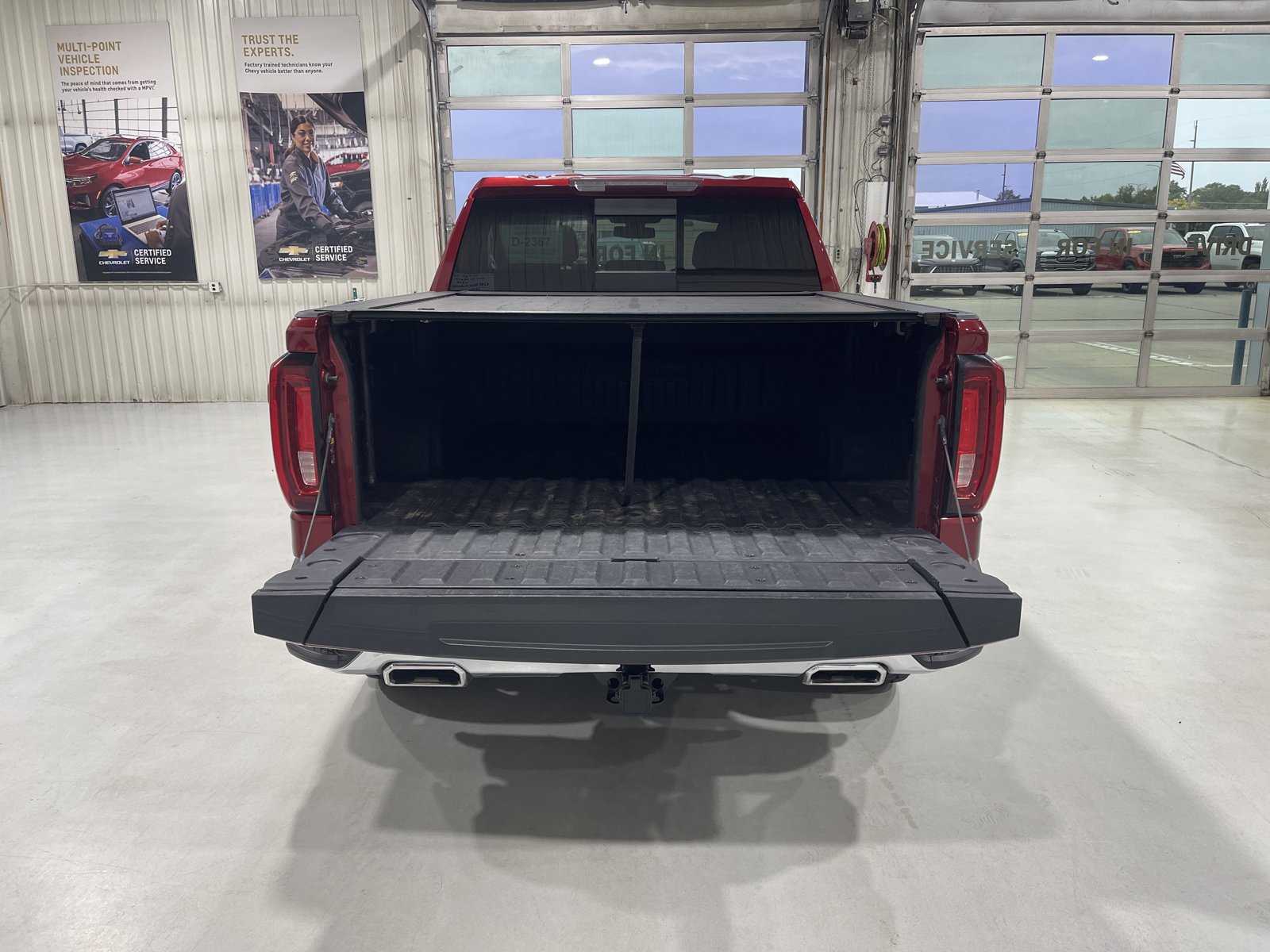 Used 2021 GMC Sierra 1500 SLT w/ SLT Premium Plus Package AWD/4WD image 17