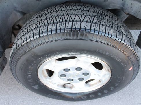 Used 2005 Chevrolet Suburban LS image 13