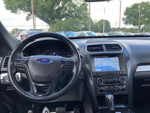 Used 2017 Ford Explorer XLT w/ Equipment Group 202A AWD/4WD image 10