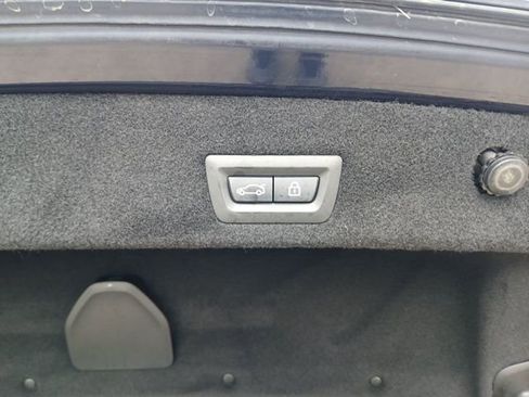 Used 2017 BMW 740i image 10