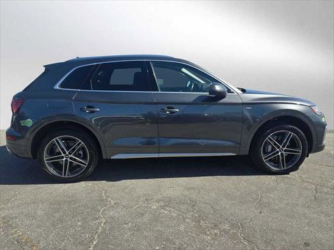 Used 2023 Audi Q5 e Premium w/ Convenience Package image 2