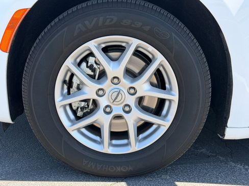 Used 2024 Chrysler Pacifica Touring-L FWD image 10