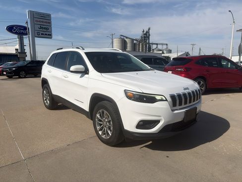 Used 2019 Jeep Cherokee Latitude Plus w/ Comfort/Convenience Group AWD/4WD image 2