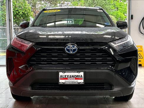 Used 2024 Toyota RAV4 LE AWD/4WD image 3
