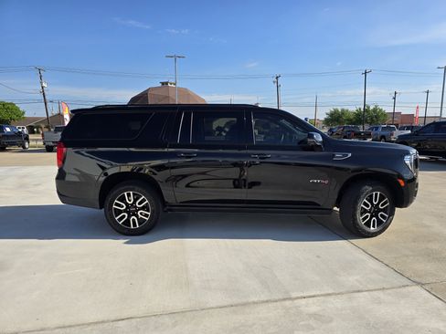 Used 2024 GMC Yukon XL AT4 w/ AT4 Premium Package image 2