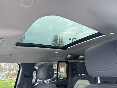 Used 2024 Land Rover Defender 110 X-Dynamic SE image 10