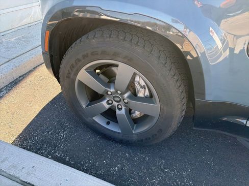 Used 2025 Land Rover Defender 110 X-Dynamic SE image 13