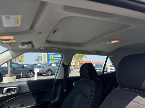 Used 2025 Hyundai Venue SEL FWD image 30