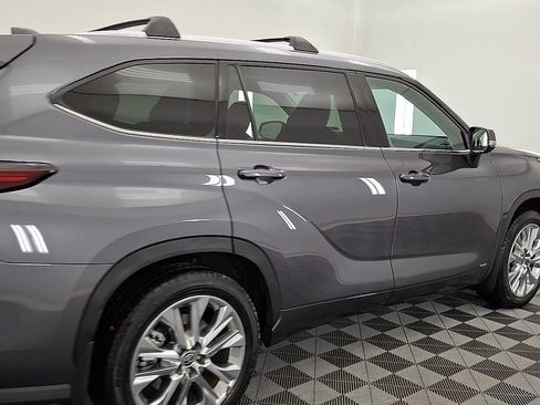 Used 2024 Toyota Highlander Limited image 4