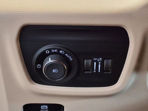 Used 2021 Jeep Grand Cherokee L Limited w/ Luxury Tech Group II image 21