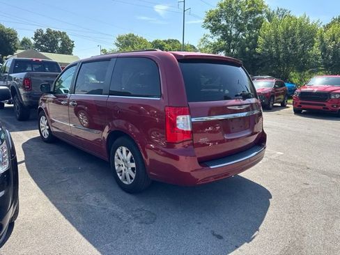 Used 2016 Chrysler Town & Country Touring w/ Driver Convenience Group FWD image 3