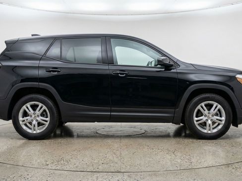 Used 2024 GMC Terrain SLE image 11