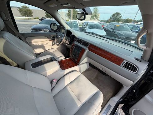 Used 2011 Chevrolet Avalanche LTZ image 36