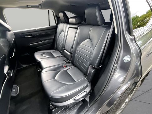 Used 2021 Toyota Highlander XLE AWD/4WD image 20