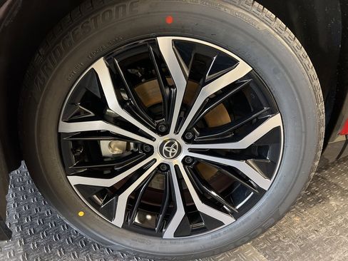 New 2025 Toyota Crown Signia image 2