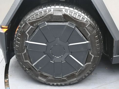 Used 2024 Tesla Cybertruck AWD Crew Cab image 34