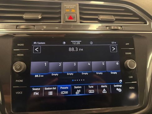 Used 2021 Volkswagen Tiguan SE w/ Panoramic Sunroof Package image 23