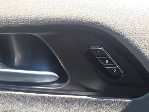 Used 2017 Chrysler Pacifica Limited w/ UConnect Theater Package FWD image 24