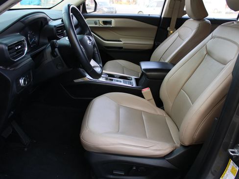 Used 2021 Ford Explorer Limited w/ Equipment Group 301A RWD image 8