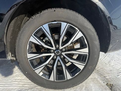 Used 2025 Volvo XC60 B5 Plus image 15