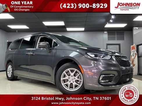 Used 2023 Chrysler Pacifica Touring-L FWD image 1