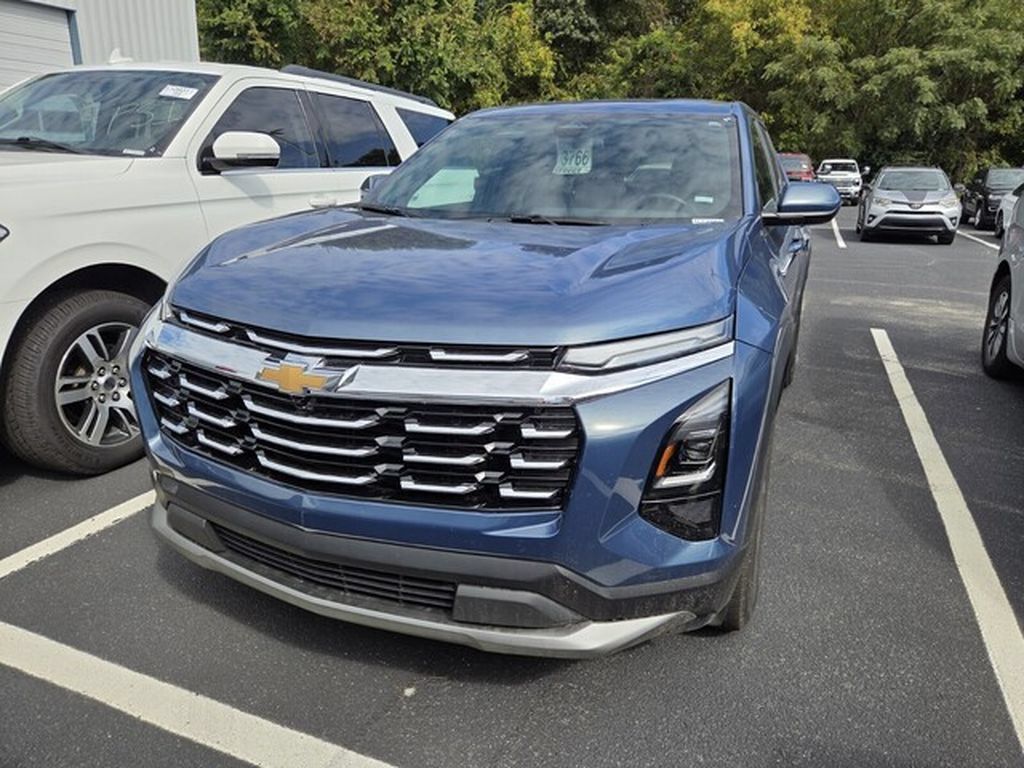 Used 2026 Chevrolet Equinox LT w/ Convenience Package II FWD image 2