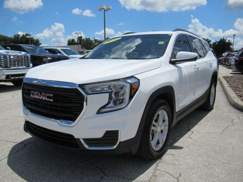 Used 2024 GMC Terrain SLE w/ Driver Convenience Package FWD image 3