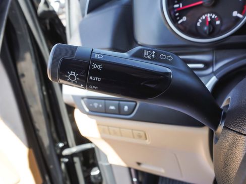 Used 2022 Kia Carnival LX FWD image 19