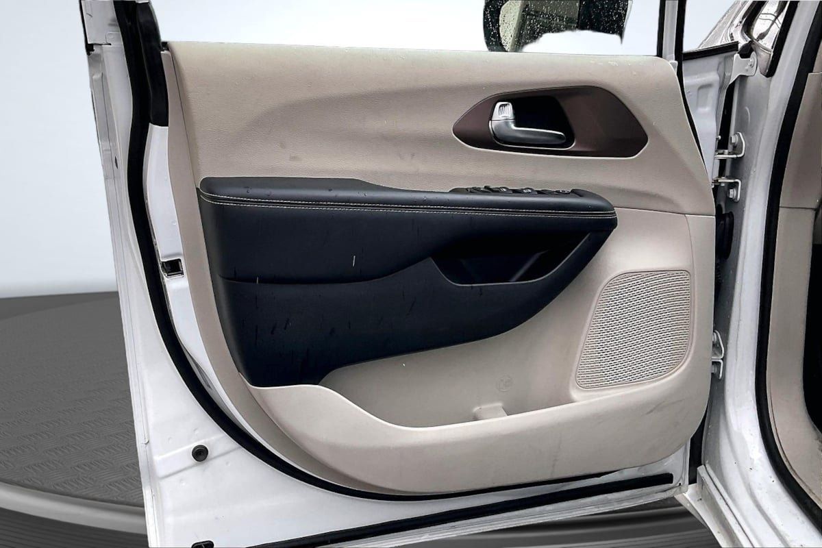 Used 2023 Chrysler Voyager LX FWD image 23