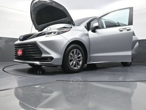 Used 2025 Toyota Sienna XLE FWD image 40