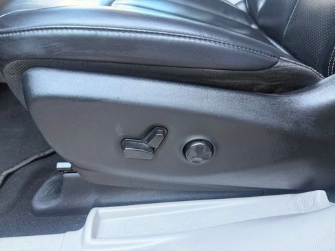 Used 2023 Chrysler Pacifica Touring-L FWD image 23