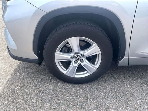 Used 2023 Toyota Highlander LE image 4