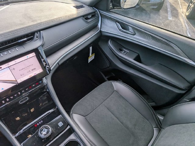 New 2027 Jeep Grand Cherokee Altitude RWD image 18