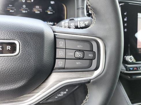 Used 2024 Jeep Wagoneer L Series II w/ Flexible Seating Group RWD image 30