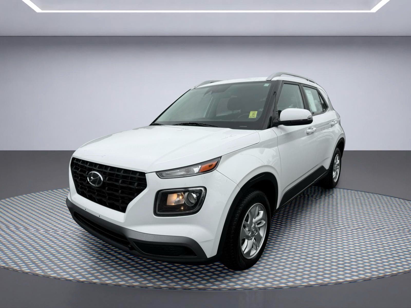 Used 2021 Hyundai Venue FWD image 2