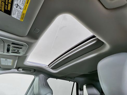 Used 2022 Toyota Highlander XLE AWD/4WD image 14