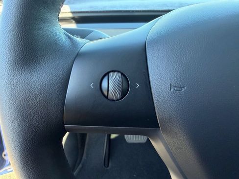 Used 2022 Tesla Model Y Long Range AWD/4WD image 36