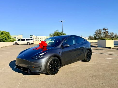 Used 2023 Tesla Model Y AWD image 1