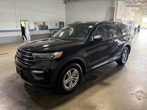 Used 2022 Ford Explorer XLT w/ Equipment Group 202A image 4