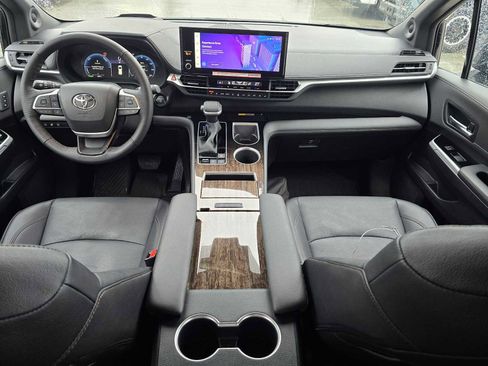 Used 2025 Toyota Sienna Platinum image 21